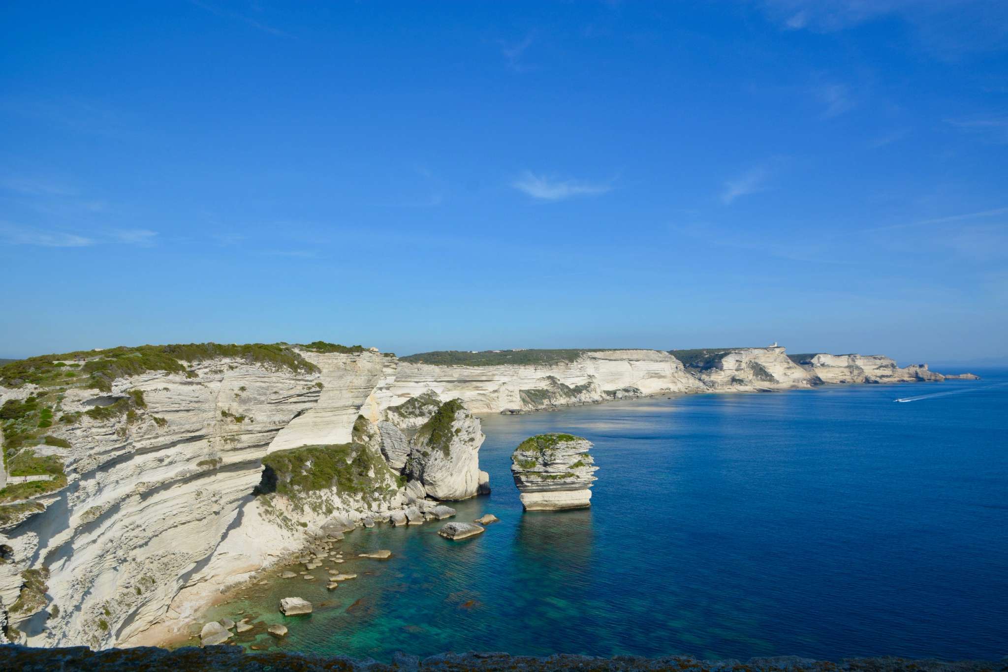 Discover the coastal trail and cliffs of Bonifacio during your cycling trip