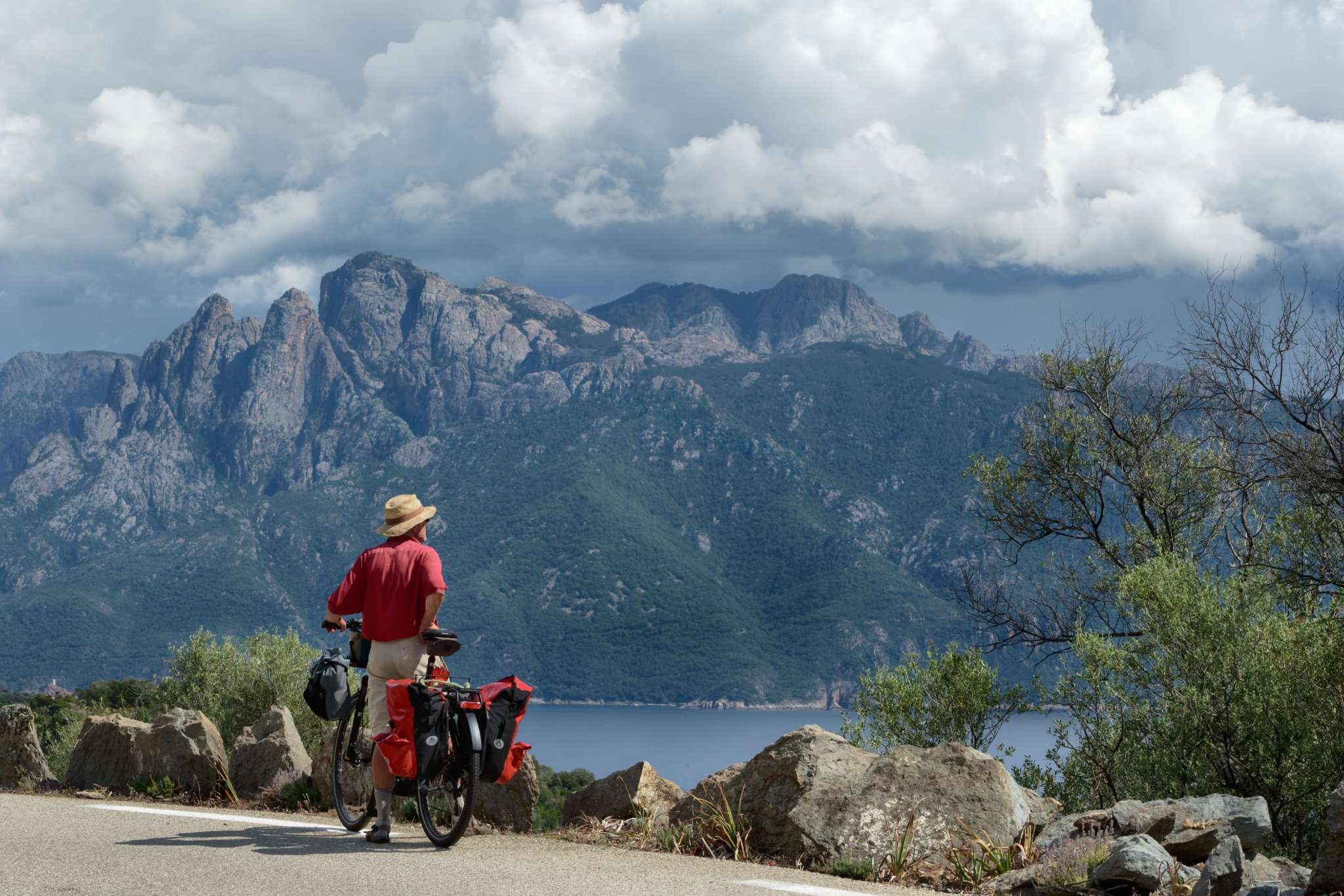 Discover magnificent landscapes during your cycling trip with Cycling Corsica